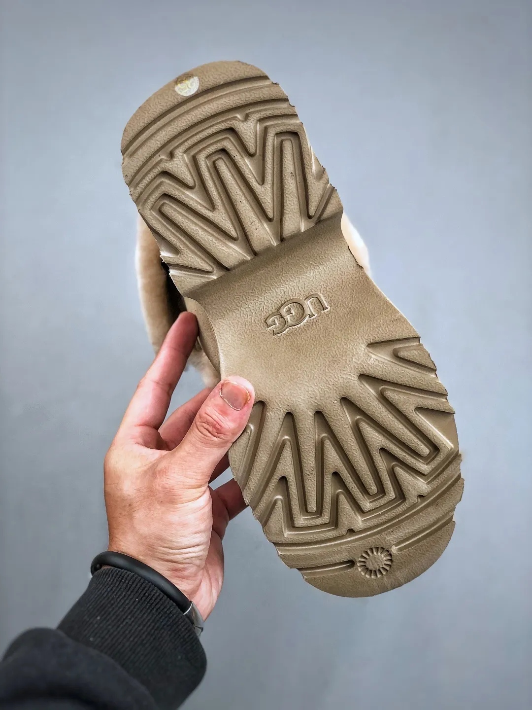 Local self-pickup 💰700 supports store placement. The top version on the market. 25 new models. UGG Esme 6cm taller. Split cow leather. Fashionable and comfortable. Ankle-length snow boots. Produced by a major foreign trade factory in Guangzhou. From toe to insole, genuine sheep fur. Independent outer box packaging. Chip. Waterproof process. Different from any version on the market. Independently developed original outsole and cashmere insole to keep you warm in winter and suitable for home use. In recent years, uug has launched a style series that is partially geared towards the preferences of young consumers and has also moved to the forefront of fashion trends. Shoe body material Water-repellent coated suede upper 17 mm UGGPURE™ implanted wool insole Lightweight non-slip and comfortable rubber outsole With brand LOGO trademark Comes with a full set of packaging Size: 35-40